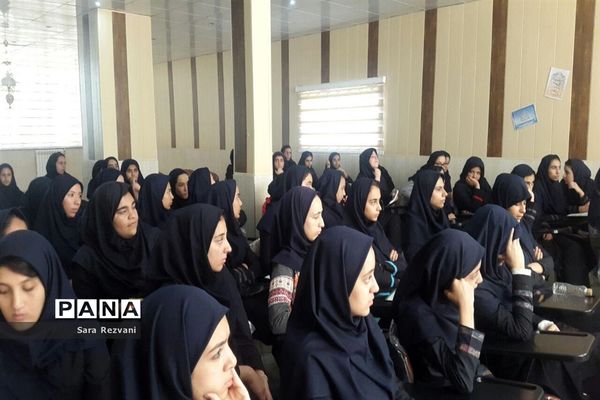 برگزاری نماز جماعت با حضور ائمه جمعه اسلامشهر و احمد آباد مستوفی در واحدهای آموزشی