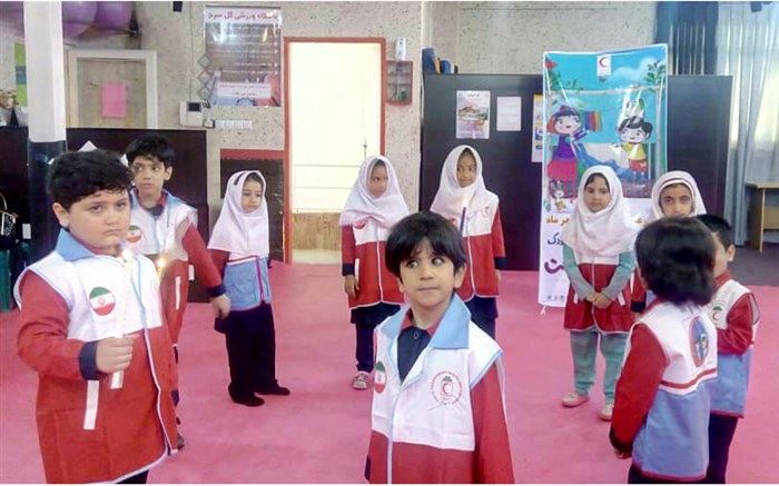 کودکان هرمزگان به یاد شهید کودک حمله تروریستی اهواز شمع روشن کردند