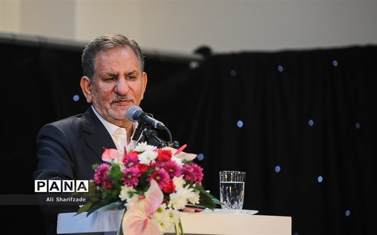 جهانگیری:  کسی که نمی تواند با همه وجود پای اداره کشور بایستدخائن است