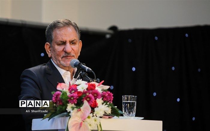 جهانگیری:  کسی که نمی تواند با همه وجود پای اداره کشور بایستدخائن است