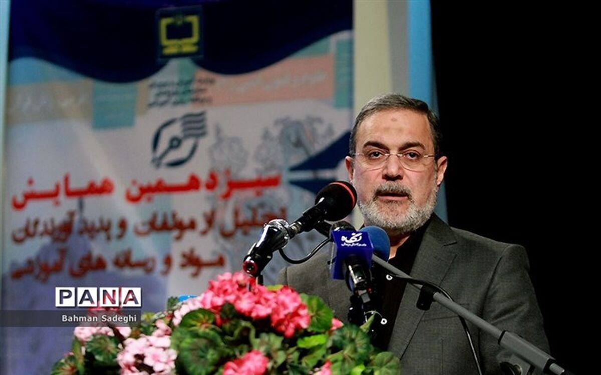 بطحایی: برنامه‌های درسی از سوی دایه‌های مهربان‌تر از مادر تهدید می‌شود