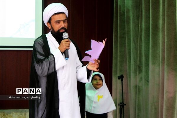 مراسم آغازین آموزش رسمی قرآن به دانش‌آموزان ابتدایی