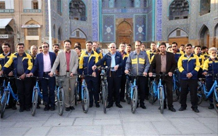 "پستچی‌ها" هم هوای اصفهان را دارند؛ همرکابی مدیران شهری و کارکنان پست اصفهان