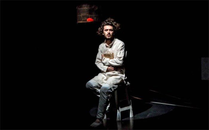 شهاب راحله، کارگردان تئاتر: «به آسمان خوب نگاه کن» روایتی سورئال از یک متن مینی‌مال است