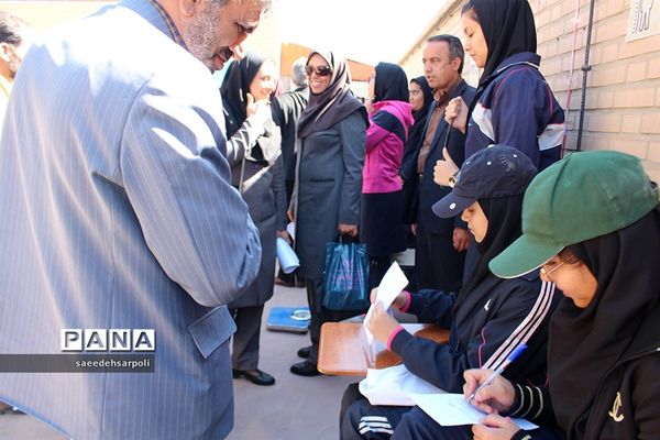 جشنواره غذای سالم در هنرستان رسالت بیرجند