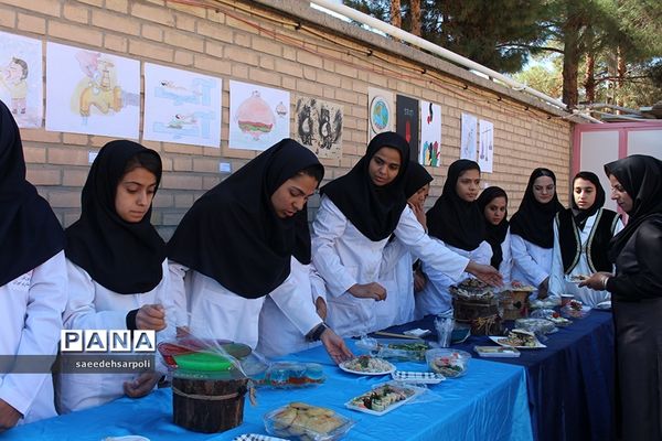 جشنواره غذای سالم در هنرستان رسالت بیرجند