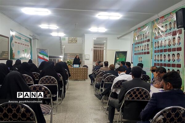 برگزاری کارگروه مشترک دبیرستان‌های پسرانه و دخترانه استعداد درخشان دکتر رمضانخانی و دکتر شاهی ناحیه یک یزد