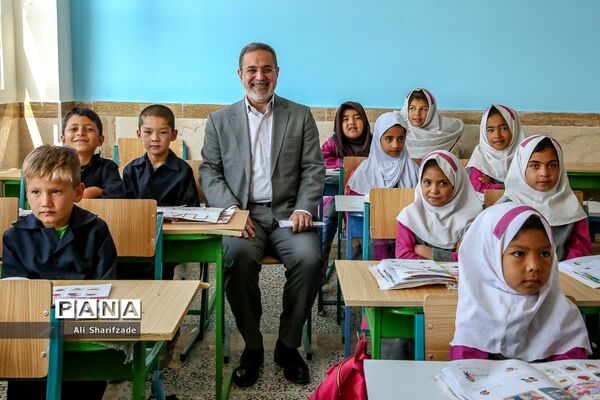 بازدید وزیر آموزش و پرورش از مدارس منطقه جوادآباد و افتتاح مدرسه اتباع