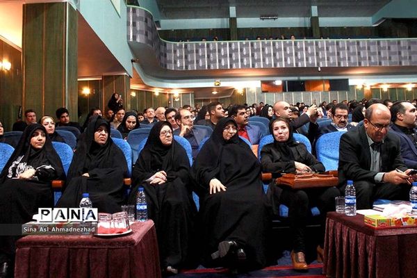 همایش خشونت علیه زنان در تالار پتروشیمی