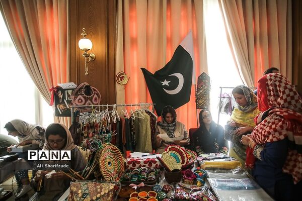 جشنواره غذا و صنایع دستی به میزبانی انجمن همسران سفرا و دیپلمات های وزرات خارجه