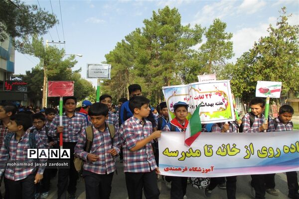 اجرای پیاده‌روی از «خانه تا مدرسه» به مناسبت هفته تربیت بدنی در نی ریز