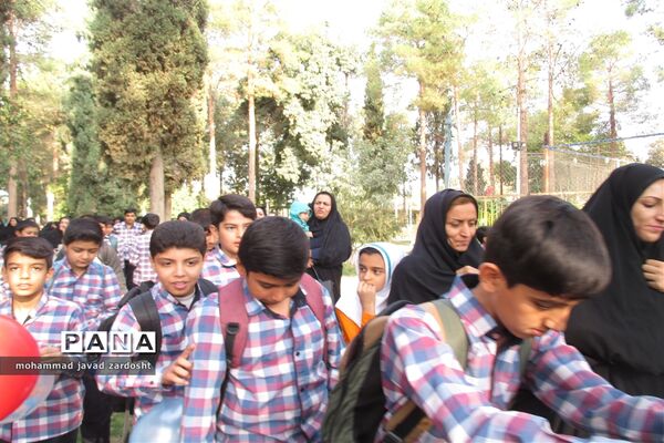 اجرای پیاده‌روی از «خانه تا مدرسه» به مناسبت هفته تربیت بدنی در نی ریز