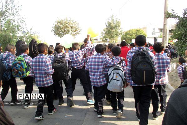 اجرای پیاده‌روی از «خانه تا مدرسه» به مناسبت هفته تربیت بدنی در نی ریز