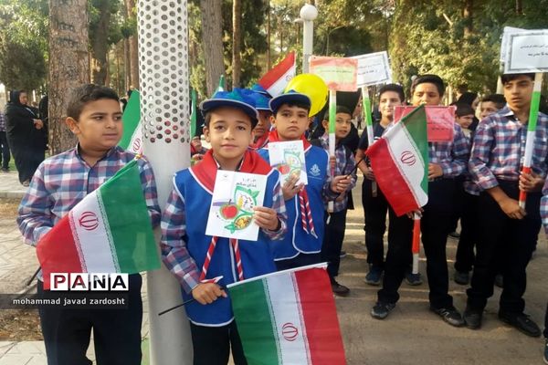 اجرای پیاده‌روی از «خانه تا مدرسه» به مناسبت هفته تربیت بدنی در نی ریز