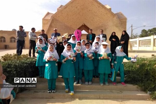 اجرای پیاده‌روی از «خانه تا مدرسه» به مناسبت هفته تربیت بدنی در نی ریز