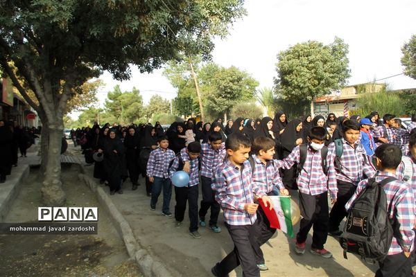 اجرای پیاده‌روی از «خانه تا مدرسه» به مناسبت هفته تربیت بدنی در نی ریز