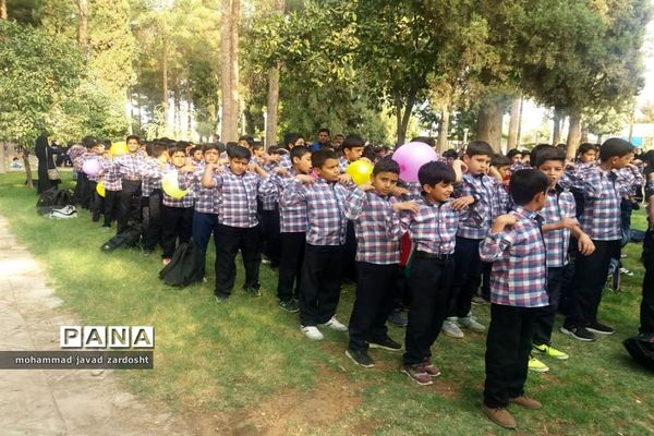 اجرای پیاده‌روی از «خانه تا مدرسه» به مناسبت هفته تربیت بدنی در نی ریز