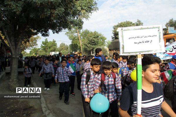 اجرای پیاده‌روی از «خانه تا مدرسه» به مناسبت هفته تربیت بدنی در نی ریز