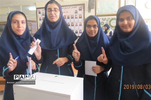 برگزاری انتخابات شورای دانش آموزی دبیرستان فرزانگان دوره اول ناحیه 2 یزد