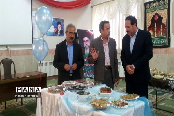 برگزاری جشنواره غذای سالم دردبیرستان فخرالزمان قریب