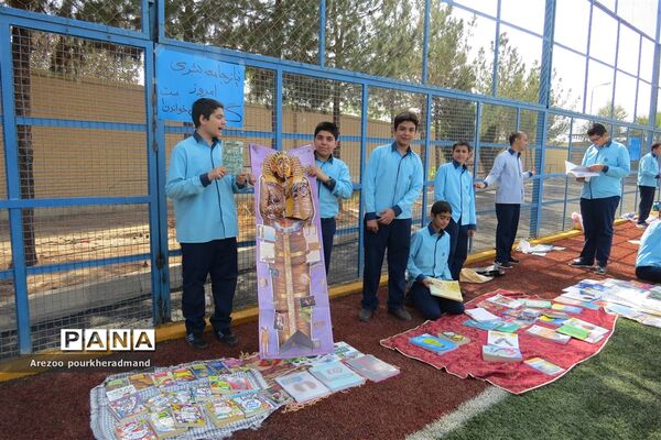 برپایی بازارچه فرهنگی کتاب در دبیرستان شهید صدوقی دوره اول ناحیه 2 یزد