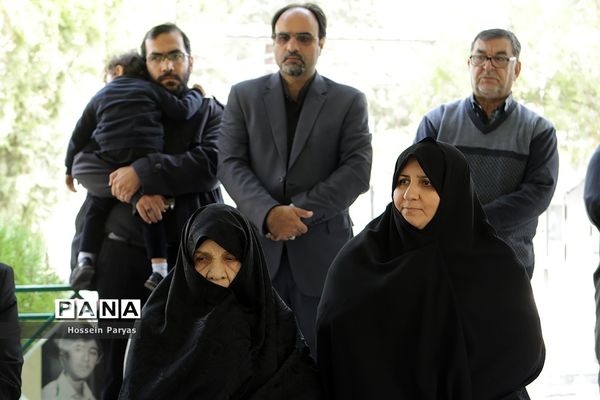 ادای احترام وزیر آموزش و پرورش به مقام شهید محمد حسین فهمیده