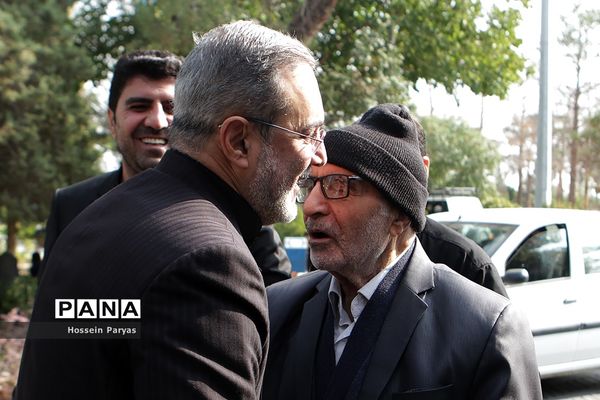 ادای احترام وزیر آموزش و پرورش به مقام شهید محمد حسین فهمیده