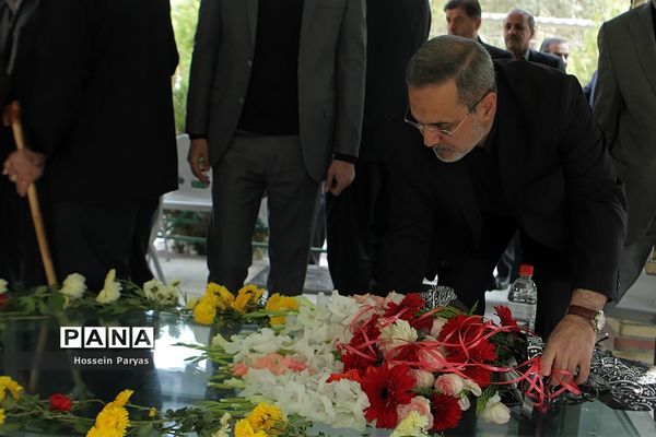 ادای احترام وزیر آموزش و پرورش به مقام شهید محمد حسین فهمیده