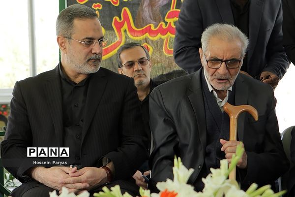 ادای احترام وزیر آموزش و پرورش به مقام شهید محمد حسین فهمیده