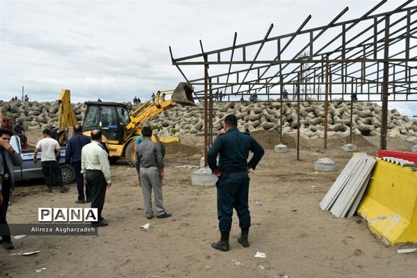 تخریب سازه‌های غیرمجاز در ساحل سنگچین بابلسر