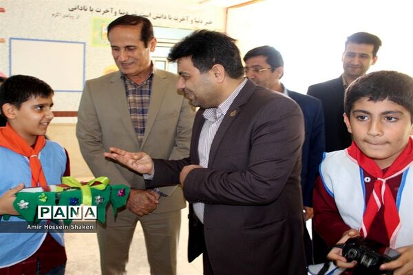 افتتاح نمایشگاه خلاقیت دبستان شهید ماهینی بوشهر