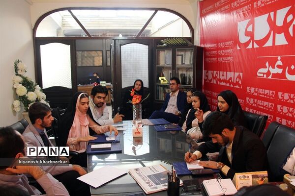 حضور نمایندگان مجلس دانش‌آموزی آذربایجان غربی در دفتر روزنامه همشهری