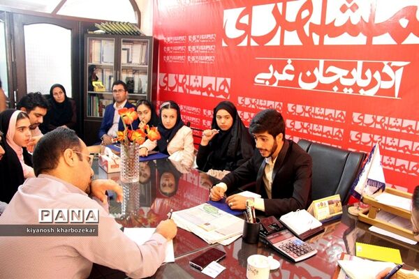حضور نمایندگان مجلس دانش‌آموزی آذربایجان غربی در دفتر روزنامه همشهری