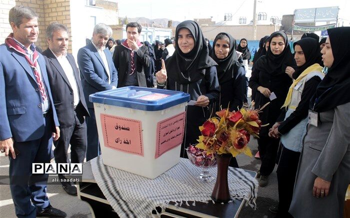 "صداقت"،" درستکاری" و “عدالت "سه عنصر اصلی برای رسیدن به فعل اجتماعی دانش آموزان می باشد