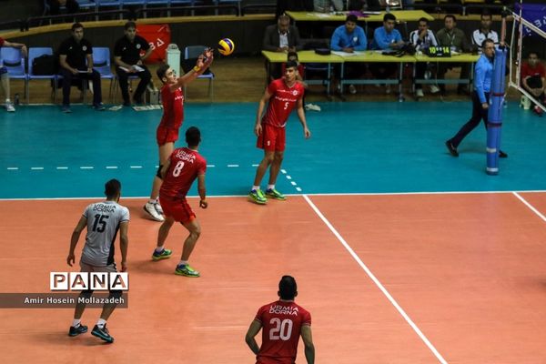 دیدار تیم‌های پیکان و دورتا ارومیه از سری رقابت‌های لیگ برتر والیبال کشور
