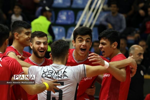دیدار تیم‌های پیکان و دورتا ارومیه از سری رقابت‌های لیگ برتر والیبال کشور