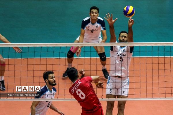 دیدار تیم‌های پیکان و دورتا ارومیه از سری رقابت‌های لیگ برتر والیبال کشور