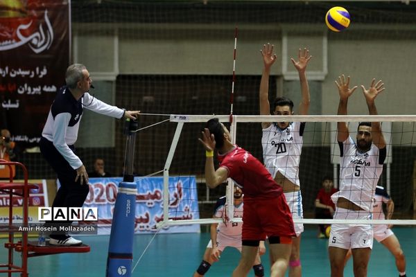 دیدار تیم‌های پیکان و دورتا ارومیه از سری رقابت‌های لیگ برتر والیبال کشور