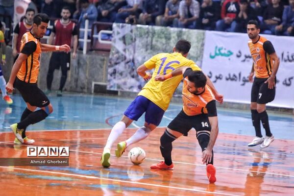 دیدار تیم‌های شهروند ساری و فرش‌آرا مشهد