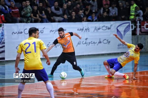 دیدار تیم‌های شهروند ساری و فرش‌آرا مشهد