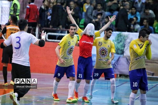 دیدار تیم‌های شهروند ساری و فرش‌آرا مشهد