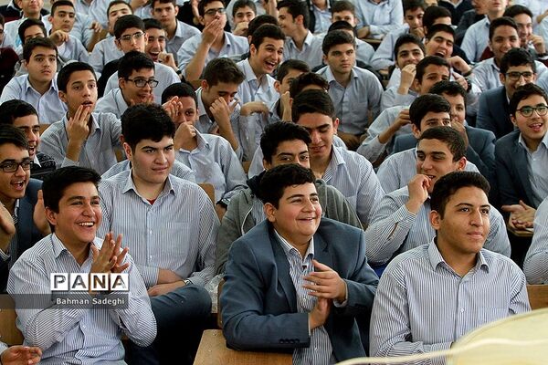 تماشای بازی پرسپولیس و کاشیما آنتلرز در دبیرستان البرز