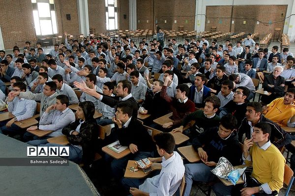 تماشای بازی پرسپولیس و کاشیما آنتلرز در دبیرستان البرز