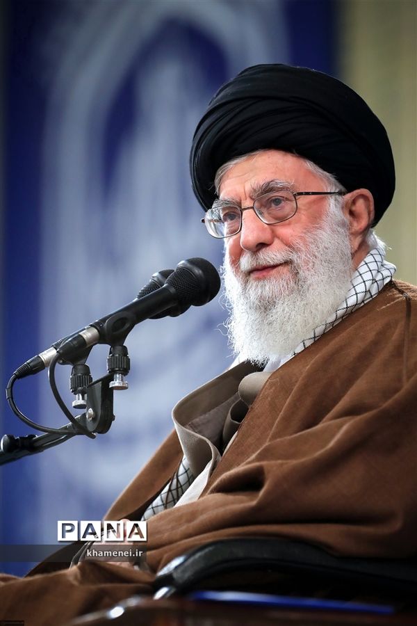 دیدار دانش‌آموزان و دانشجویان با مقام معظم رهبری