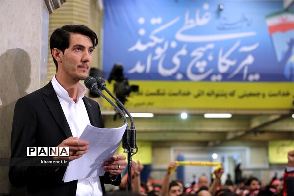 دیدار دانش‌آموزان و دانشجویان با مقام معظم رهبری