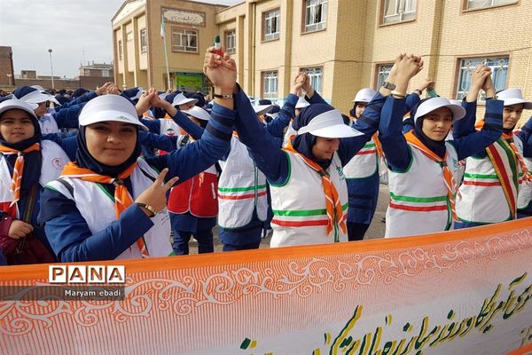 حضور پیشتازان منطقه کشاورز در راهپیمایی ۱۳ آبان