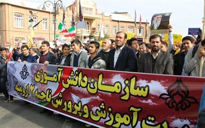 حرکت منسجم  دانش آموزان در راهیمایی 13 آبان مشتی بردهان استکبار