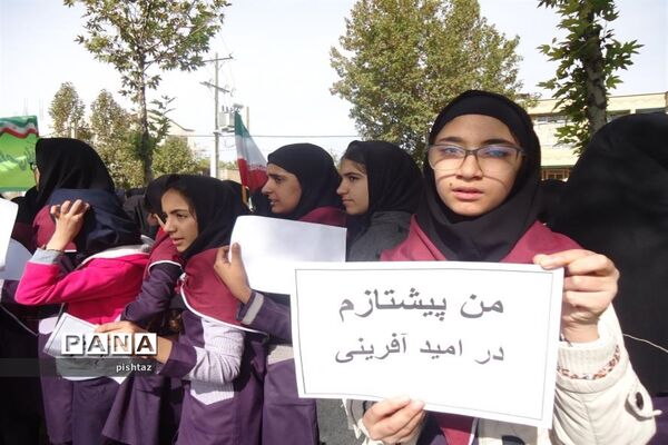 حضور یکپارچه  دانش آموزان پیشتاز استان کهگیلویه و بویراحمد در راهپیمایی 13 آبان