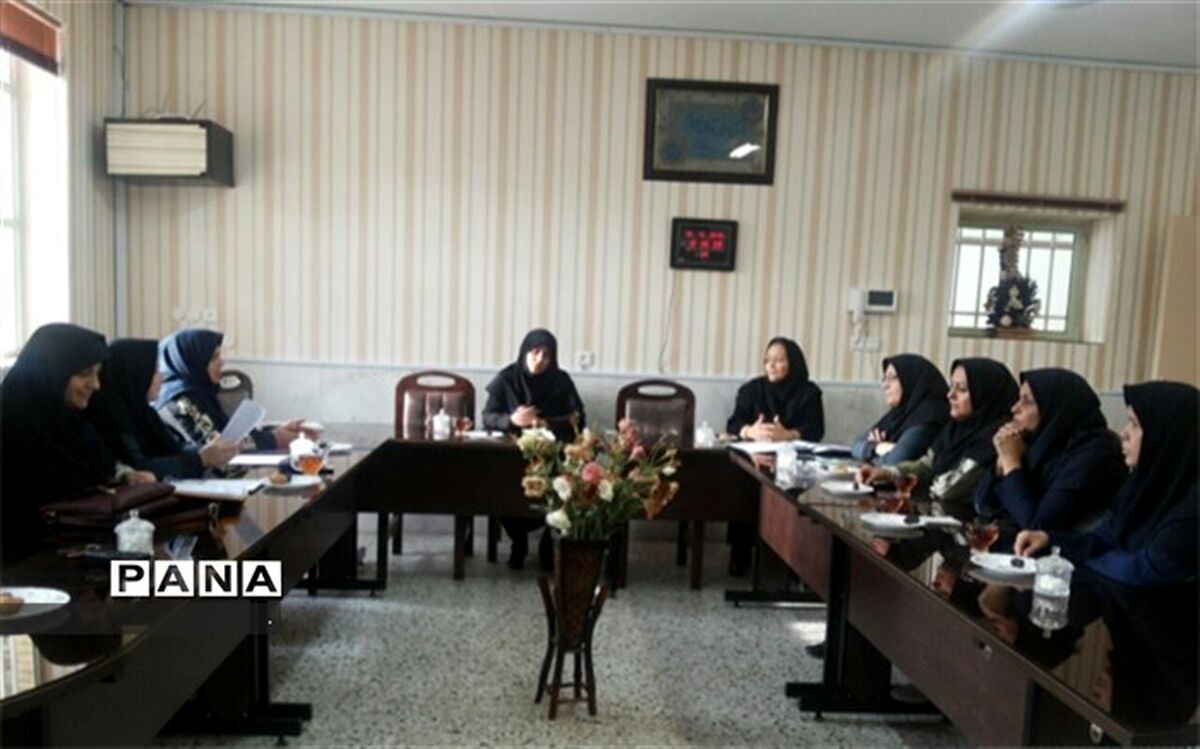برگزاری جلسه شورای آموزشگاه در دبیرستان فرزانگان دوره دوم