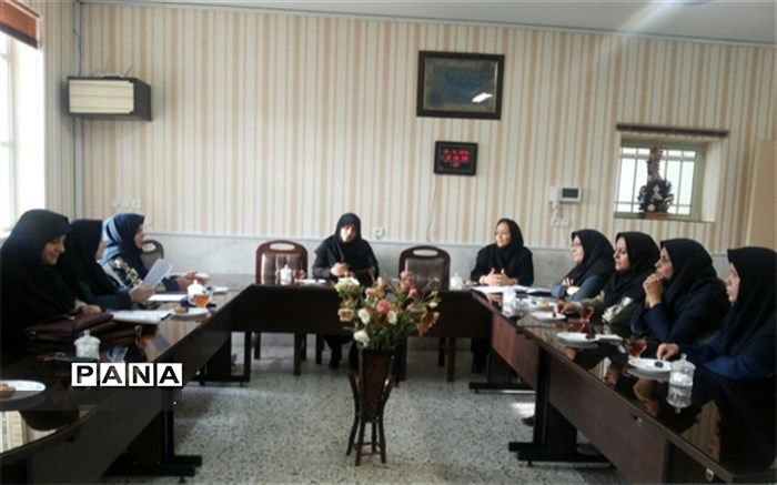 برگزاری جلسه شورای آموزشگاه در دبیرستان فرزانگان دوره دوم